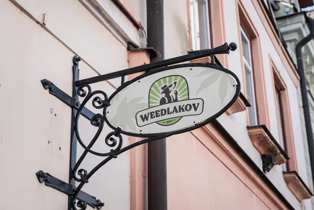Vývěsní štít Weedlakov na fasádě prodejny ve Valašském Meziříčí