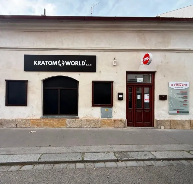 Exteriér prodejny Kratom World Pardubice na adrese Štrossova 154