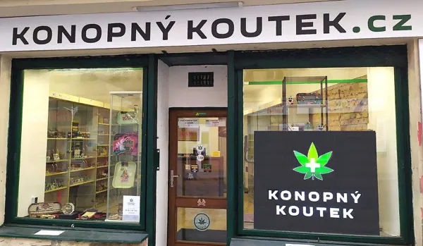 Výloha a vstup Konopného Koutku s čitelným označením prodejny.