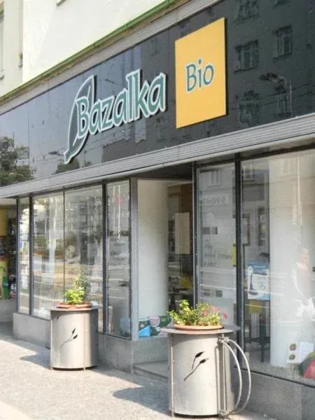 Vstup do prodejny Bazalka BIO na Gočárově třídě v Hradci Králové