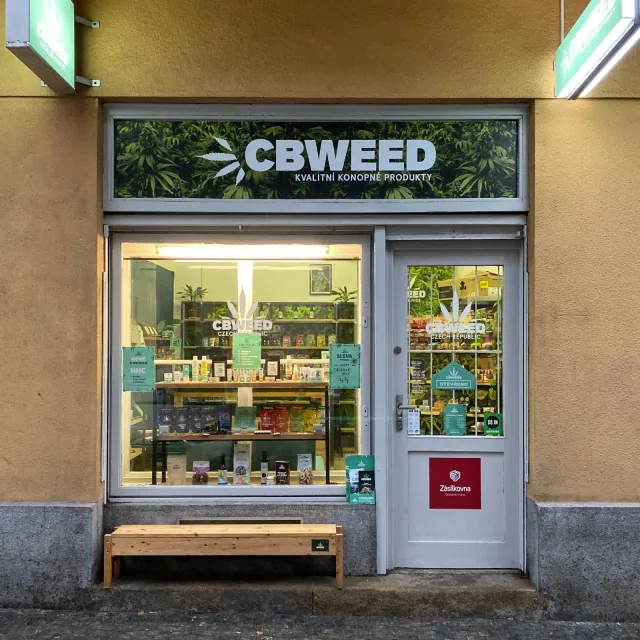 CBWEED-Schaufenster an der Eliášova in Prag 6