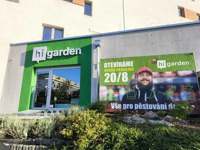 Přední část prodejny HiGarden na adrese Poděbradská 1099/166 v Praze 9
