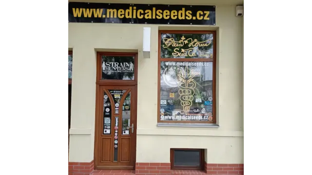 Vstup do prodejny Medical Seeds Opava s označením medicalseeds.cz