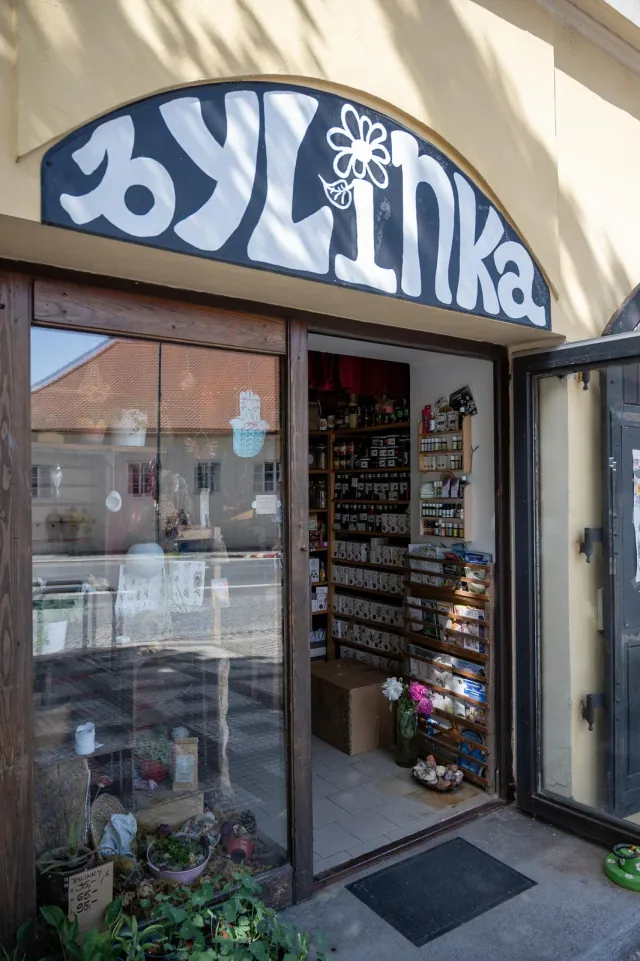 Vstup do prodejny Bylinka s nápisem Bylinka v Lysé nad Labem