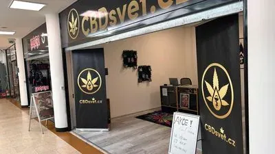 Eingang zum Geschäft CBDsvět.cz in einer Einkaufspassage in České Budějovice.
