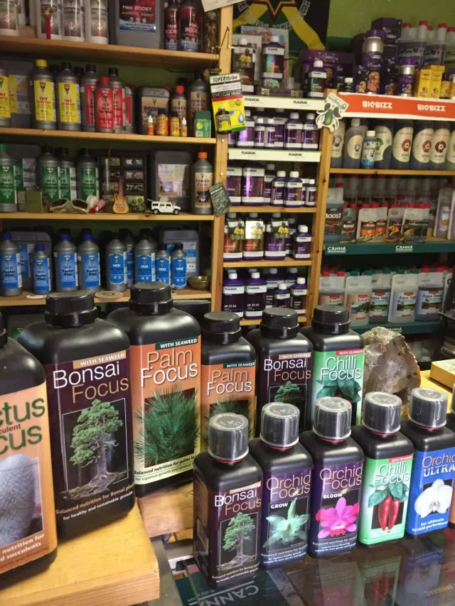 Interiér showroomu Growshop Liberec s regály hnojiv a pěstebních přípravků
