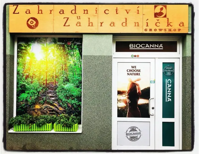 Szyld i wejście do sklepu Zahradnictví u Zahradníčka Growshop w Ołomuńcu.