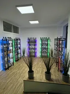 Regale und Innenraum von AMSTR SHOP an der Úvoz 86 in Brünn