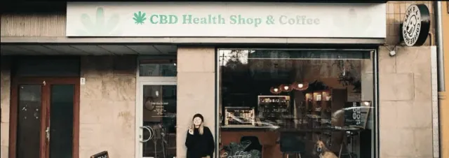 Průčelí prodejny CBD Health Shop & Coffee na adrese Sady Pětatřicátníků 4 v Plzni