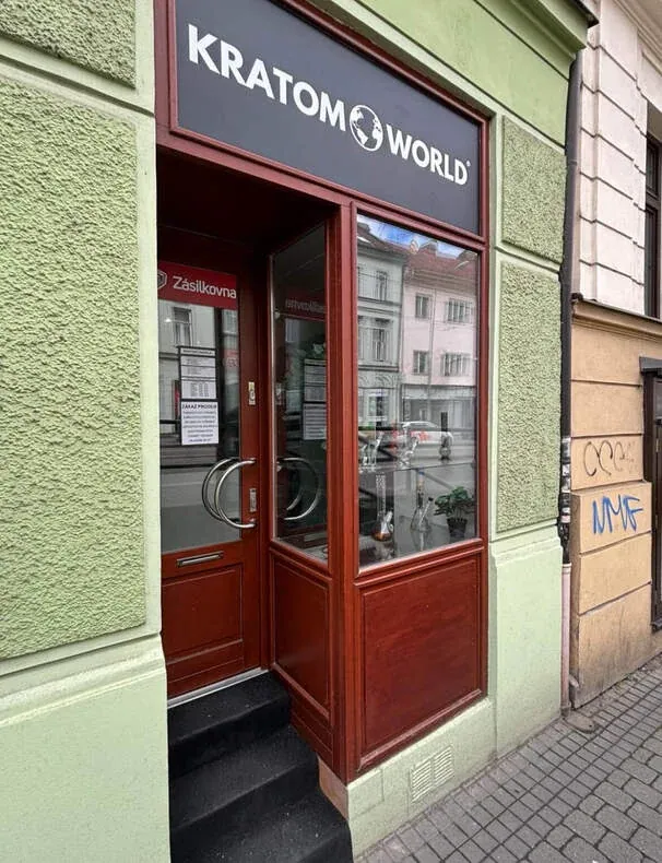 Vchod do prodejny Kratom World na Pekařské v Brně s nápisem Kratom World