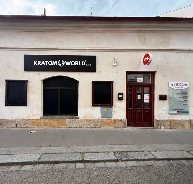 Průčelí prodejny Kratom World v Pardubicích.