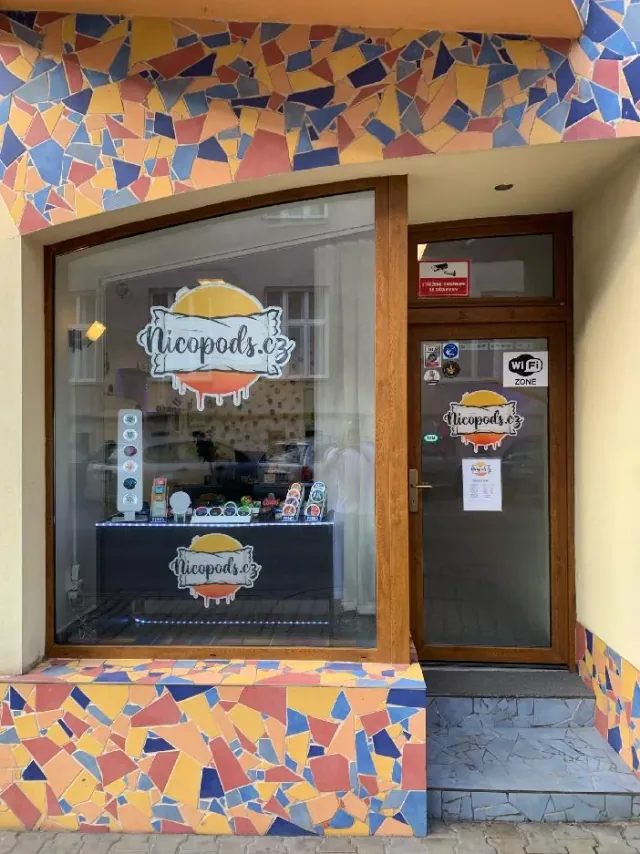 Výloha a vstup prodejny Nicopods v Kollárově ulici v Plzni