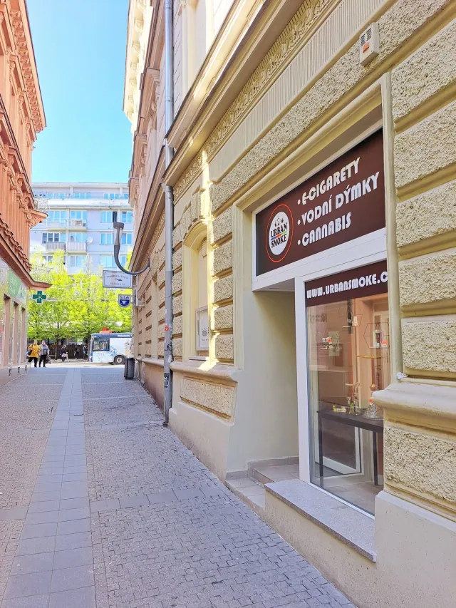 UrbanSmoke prodejna v pěší ulici v Ústí nad Labem s viditelným označením provozovny