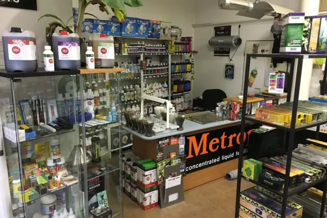 Interiér prodejny Growshop Olomouc s regály hnojiv a pěstitelského vybavení