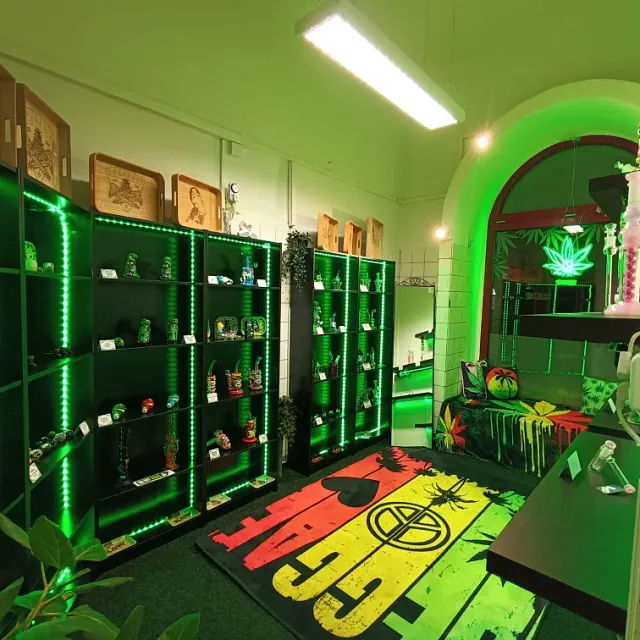 Interiér prodejny Cannabis Shop No.3 Havířov s osvětlenými vitrínami a konopným motivem