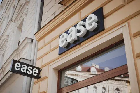 Výloha kamenné prodejny ease® Shop s označením ease v Praze 7