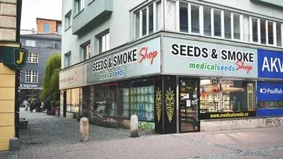 Exteriér prodejny Medical Seeds Brno Centrum se štítem SEEDS & SMOKE medicalseeds v centru Brna
