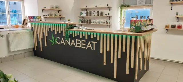 Interiér prodejny Canabeat v Jihlavě s označeným prodejním pultem a regály s konopnými produkty