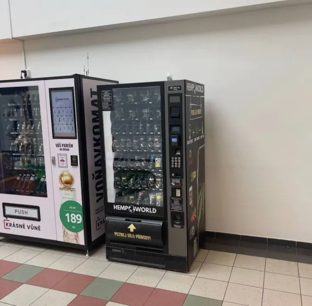 Automat Hemp World v interiéru obchodního centra Olympia u Olomouce