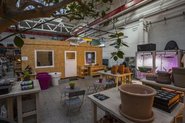 Showroom Growmarket.cz v Praze 6 s květináči a zahradnickým vybavením.