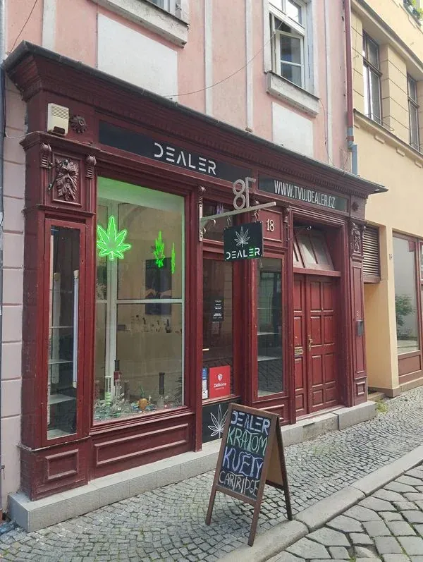 Exteriér prodejny HHC & CBD DEALER shop na ulici Ztracená 260/18 v Olomouci s nápisem DEALER a tvujdealer.cz