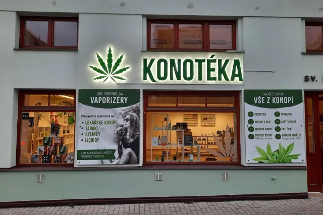 Vnější fasáda prodejny Konotéka s nápisem KONOTÉKA v Českých Budějovicích