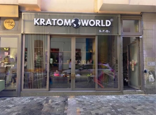 Exteriér prodejny Kratom World na Pekařské v Brně s viditelným firemním označením