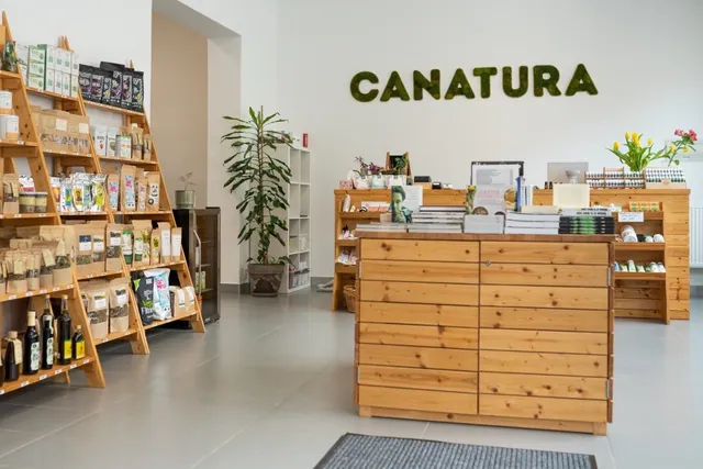 Interiér prodejny Canatura s prodejním pultem a označením Canatura.