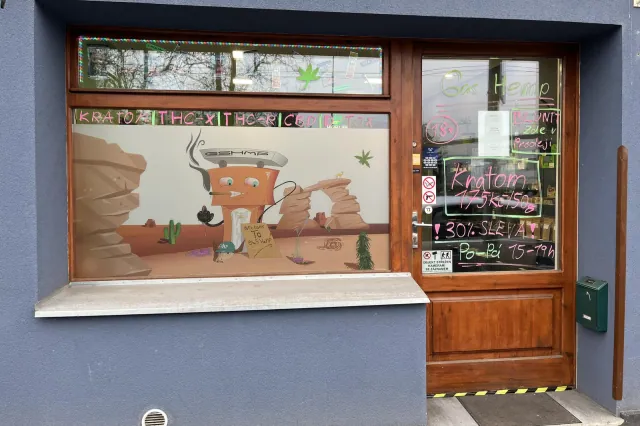 Vstup a výloha prodejny Gas Hemp v Teplicích s označením Gas Hemp a nabídkou kuřáckého a konopného sortimentu.