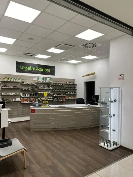Interiér prodejny Happy CBD Tábor s pultem a regály s produkty