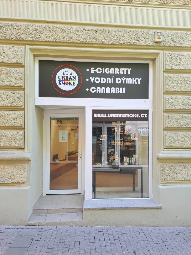 Vstup a výloha prodejny UrbanSmoke v Ústí nad Labem s označením e-cigarety, vodní dýmky a cannabis