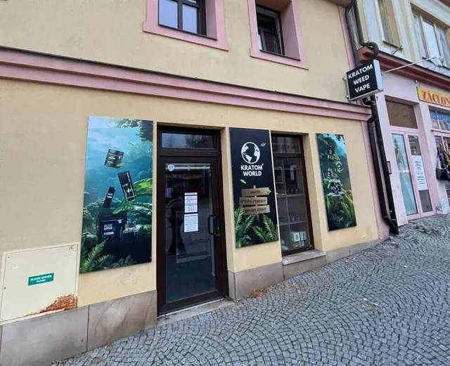 Výloha prodejny Kratom World v Kladně.