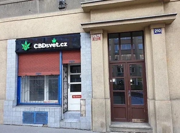 Schaufenster und Eingang von CBDsvět.cz an der Plzeňská 2576/210 in Prag.