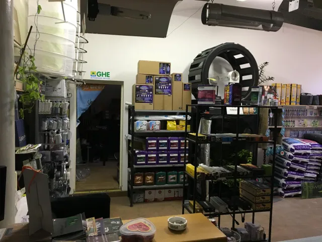 Interiér Growshop Olomouc s pěstebními světly, hnojivy a hydroponickým vybavením