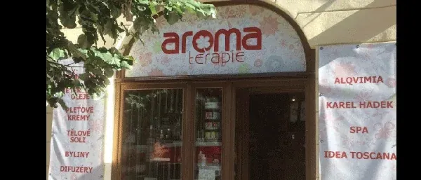 Vchod do prodejny Aromaterapie na Lípové 11 v Praze 2 s nápisem aroma terapie.