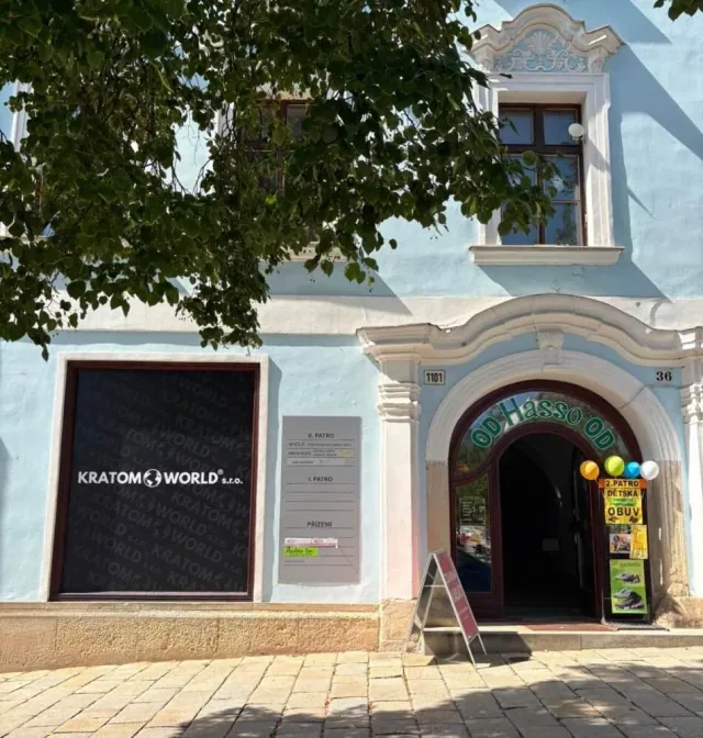 Exteriér pobočky Kratom World Jihlava na Masarykově náměstí 1101/36; na fasádě je viditelné označení Kratom World a čísla 1101 a 36.