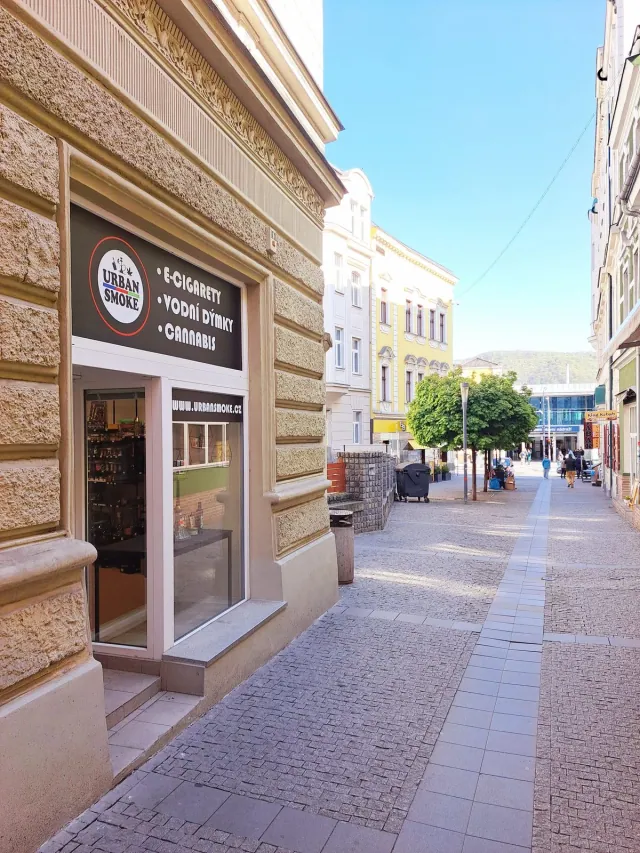 UrbanSmoke prodejna s výlohou a městským kontextem v Ústí nad Labem