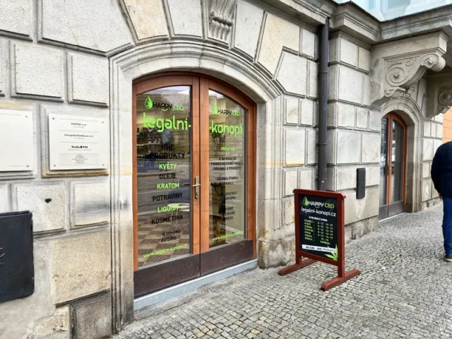 Exteriér prodejny Happy CBD Plzeň na Pražské 38/43 s označením Happy CBD a legalni-konopi.cz