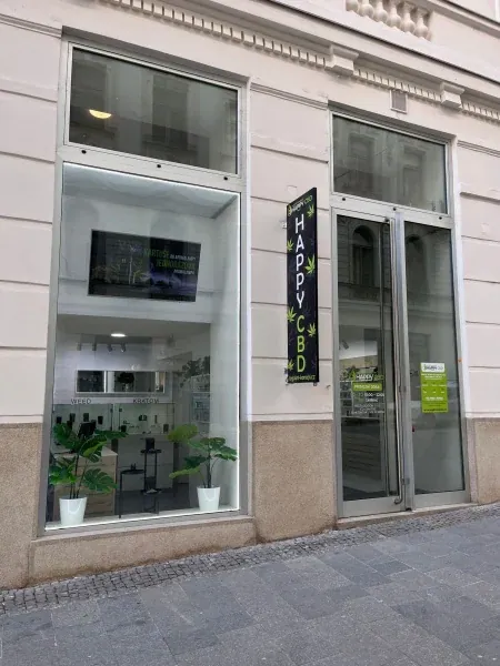 Außenansicht des Happy-CBD-Geschäfts in der Zámečnická 1 in Brünn