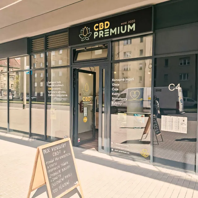 Exteriér prodejny CBD-Premium v pražských Dejvicích s čitelným nápisem CBD PREMIUM.