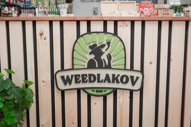 Prodejní pult s logem Weedlakov a vystaveným sortimentem