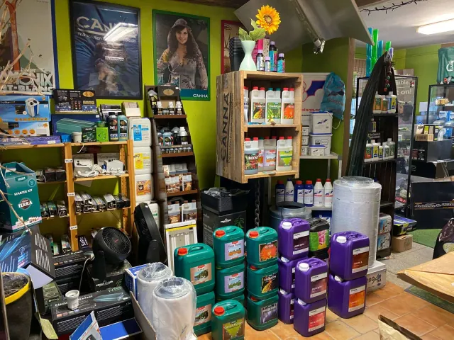 Interiér showroomu Growshop Liberec s pěstebním vybavením, ventilací a hnojivy